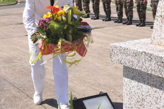 Des fleurs pour le devoir de mémoire