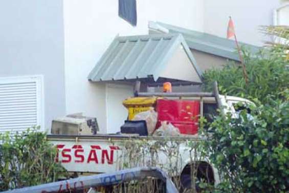 Pick-up contre lampadaire à Kaméré