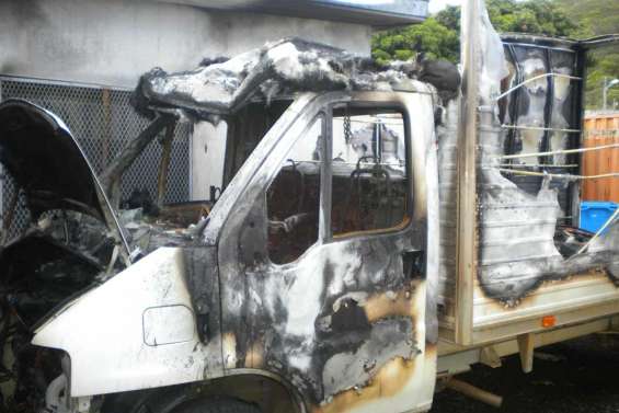 Une camion­­nette incendiée à Thio