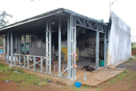 La maison d'un pompier incendiée