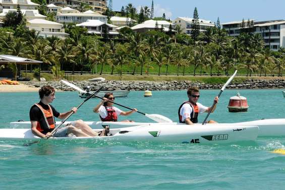 Le kayak surfe sur la vague