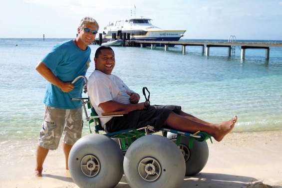 La plage en fauteuil roulant tout-terrain