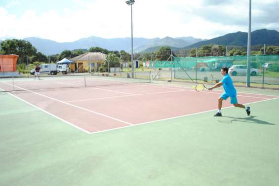 Le club de tennis réclame sa part de lumière