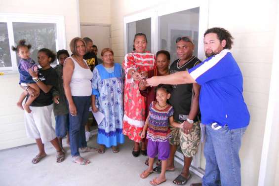 Trois familles dans leur maison