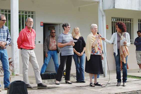 Trois chèques contre des bols de riz