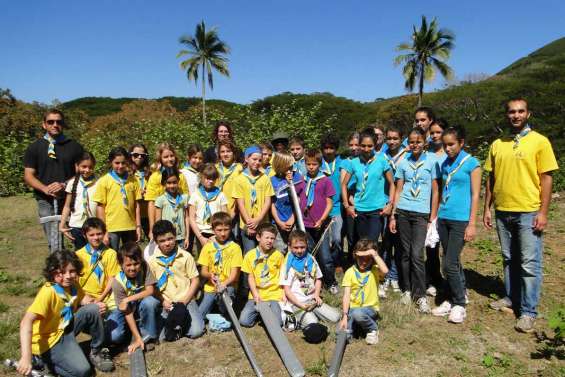 Des jeunes avec des épées à la Roche-Percée