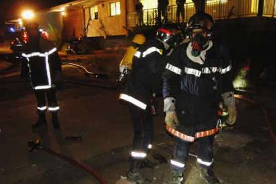 Les pompiers mettent le feu