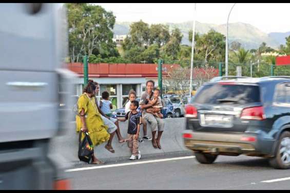 Des trous dans le grillage