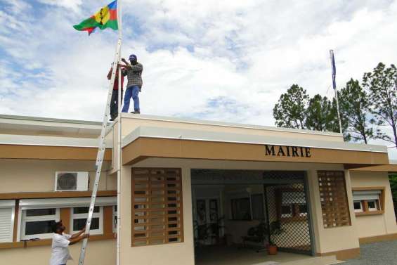 Le drapeau kanak flotte sur la mairie