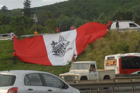 Un drapeau commun aux portes de Nouméa