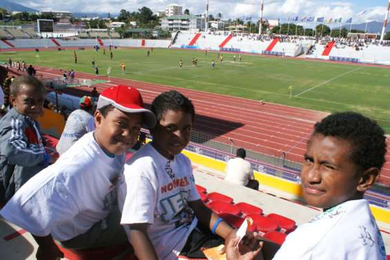 Les enfants des quartiers goûtent aux joies du stade