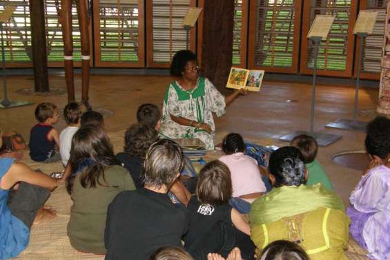 Assis sur la natte de la cour des contes