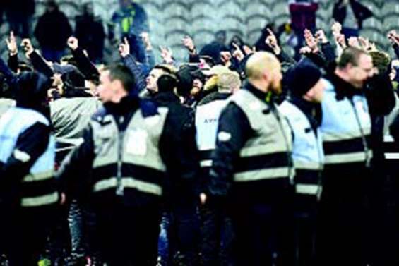 Des supporters de Lille sur le terrain