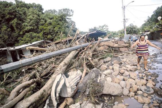 Tahiti vit encore au ralenti, une semaine après les inondations