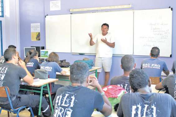 Le Théâtre de l’Île dans  les classes de Petro-Attiti