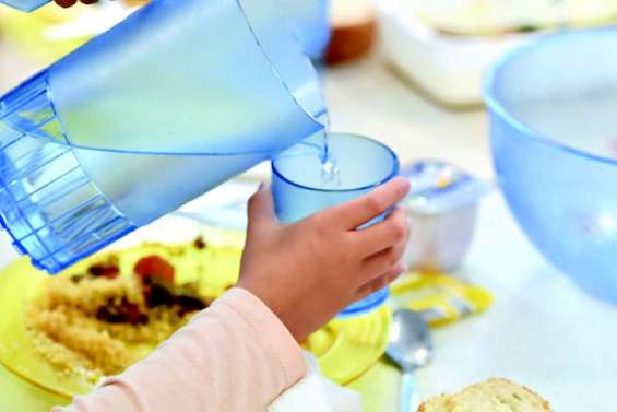 Bataille d’assiettes en plastique dans les cantines scolaires