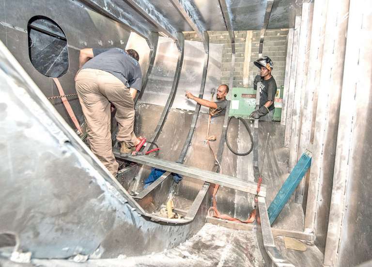 À Nauticalu, dans la fabrique  des bateaux made in Calédonie